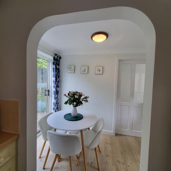 Cheerful, Cosy, One Bedroom Home With Patio And Parking 뉴버리 외부 사진