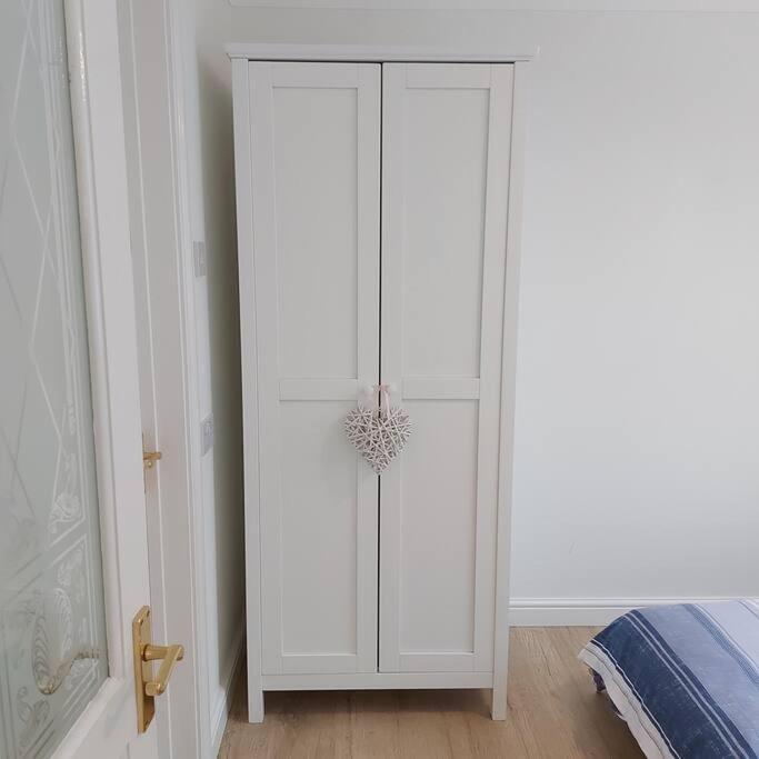 Cheerful, Cosy, One Bedroom Home With Patio And Parking 뉴버리 외부 사진