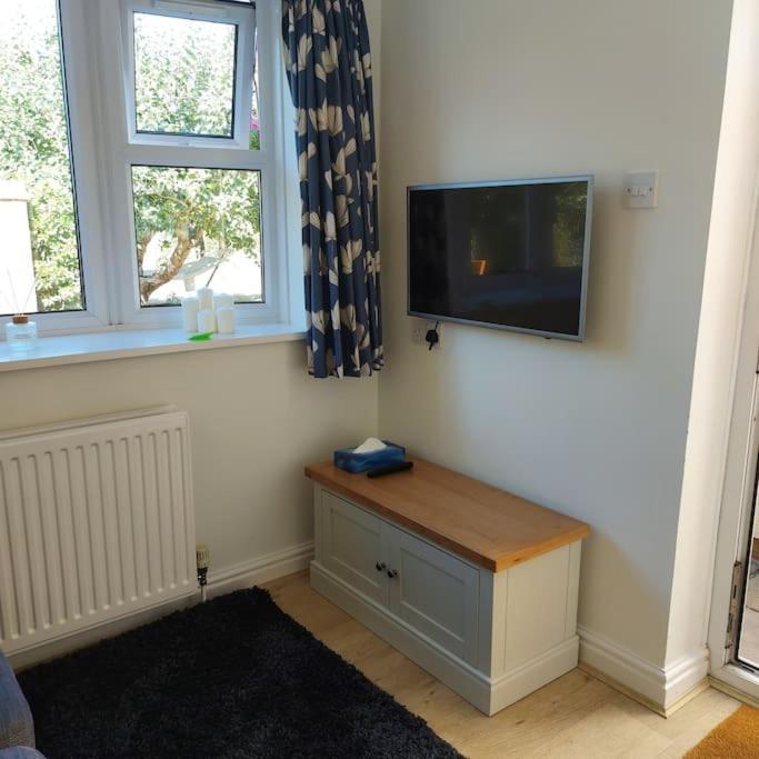 Cheerful, Cosy, One Bedroom Home With Patio And Parking 뉴버리 외부 사진