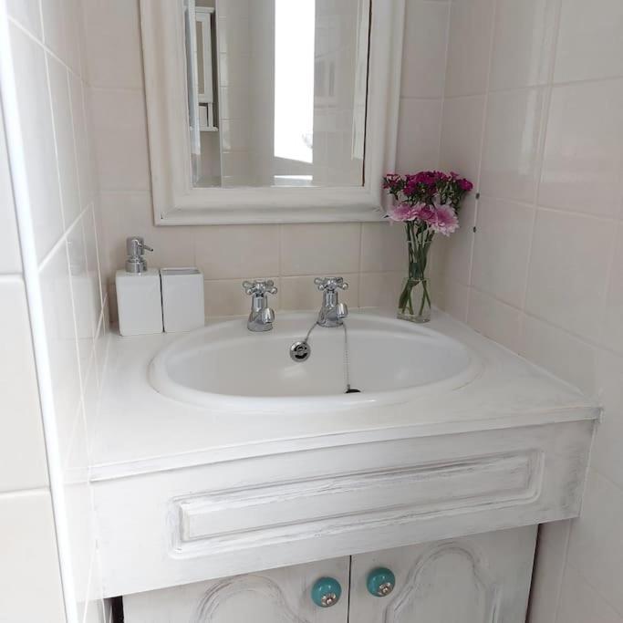 Cheerful, Cosy, One Bedroom Home With Patio And Parking 뉴버리 외부 사진