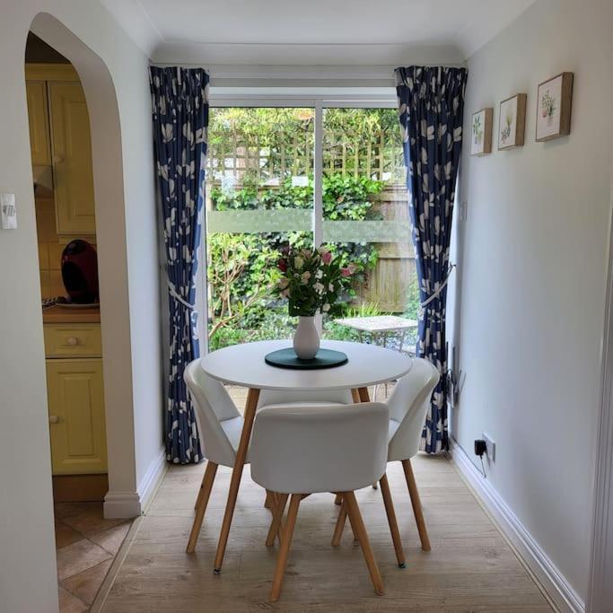 Cheerful, Cosy, One Bedroom Home With Patio And Parking 뉴버리 외부 사진
