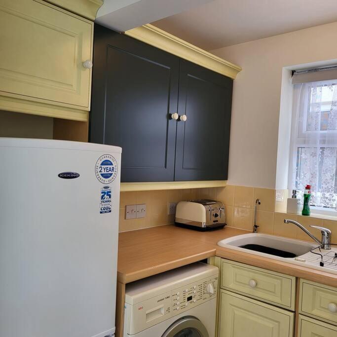 Cheerful, Cosy, One Bedroom Home With Patio And Parking 뉴버리 외부 사진