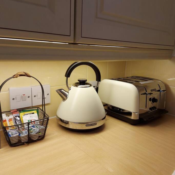 Cheerful, Cosy, One Bedroom Home With Patio And Parking 뉴버리 외부 사진