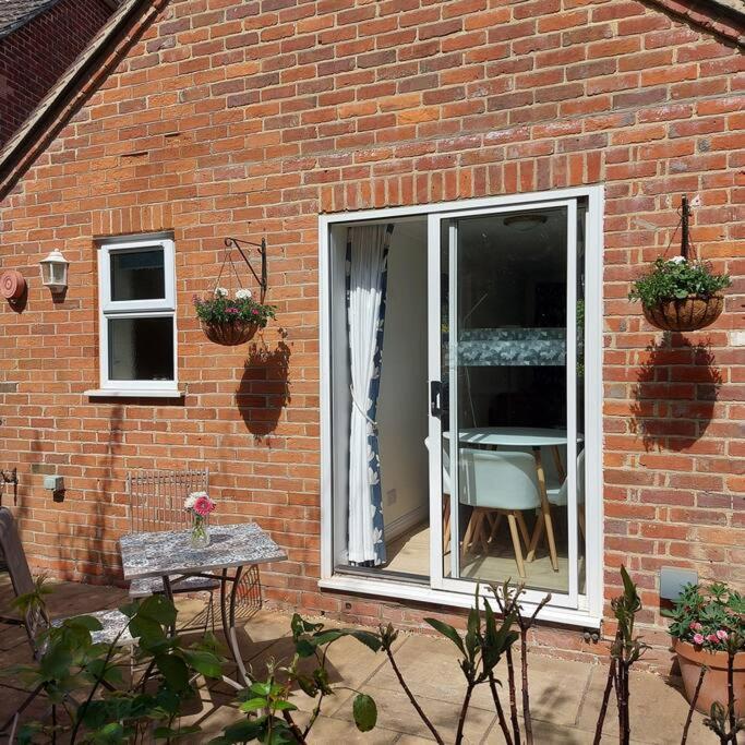 Cheerful, Cosy, One Bedroom Home With Patio And Parking 뉴버리 외부 사진